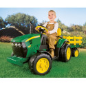 Tractor eléctrico infantil John Deere Ground Force con remolque en color verde y amarillo.