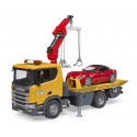 Camión de juguete Scania Super 560R con grúa, plataforma y coche de juguete Bruder escala 1:16.