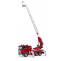 Camión de bomberos de juguete Scania Super 560R de Bruder a escala 1:16 con escalera extensible.