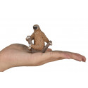 Figura decorativa detallada de un perezoso de dos dedos para estantería o escritorio.