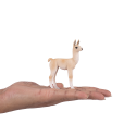 Figura artesanal de llama bebé con diseño realista para decoración de interiores y juego infantil.