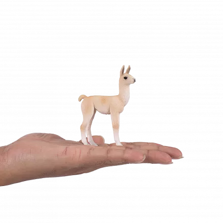Figura artesanal de llama bebé con diseño realista para decoración de interiores y juego infantil.